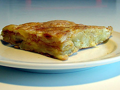 Tortilla de merluza y almejas
